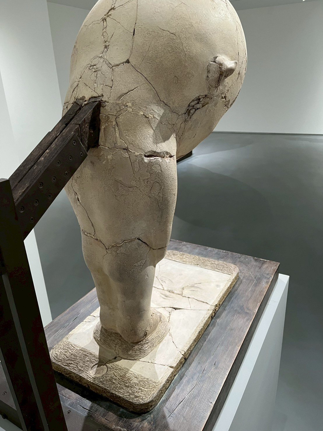 亞洲藝術中心 Asia Art Center | 李真 Li Chen：近乎 / 2017 / 泥土、木塊、鐵件 / 100x58x102cm