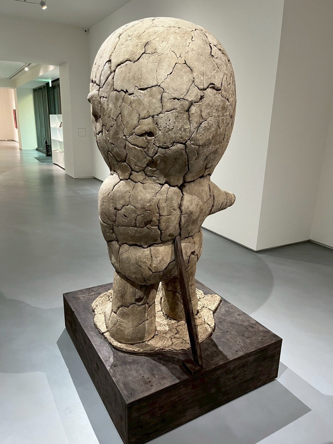 亞洲藝術中心 Asia Art Center | 李真 Li Chen：凡夫系列 童子 /  2012 / 黏土、木材、麻繩 / 85x96x180cm