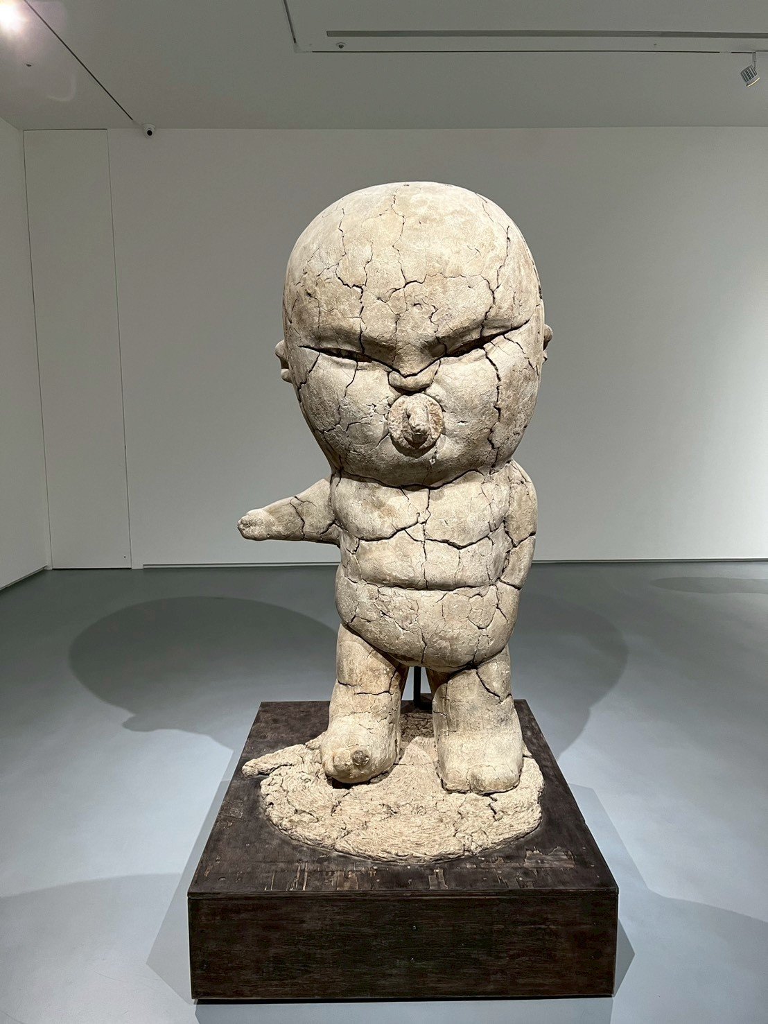 亞洲藝術中心 Asia Art Center | 李真 Li Chen：凡夫系列 童子 /  2012 / 黏土、木材、麻繩 / 85x96x180cm