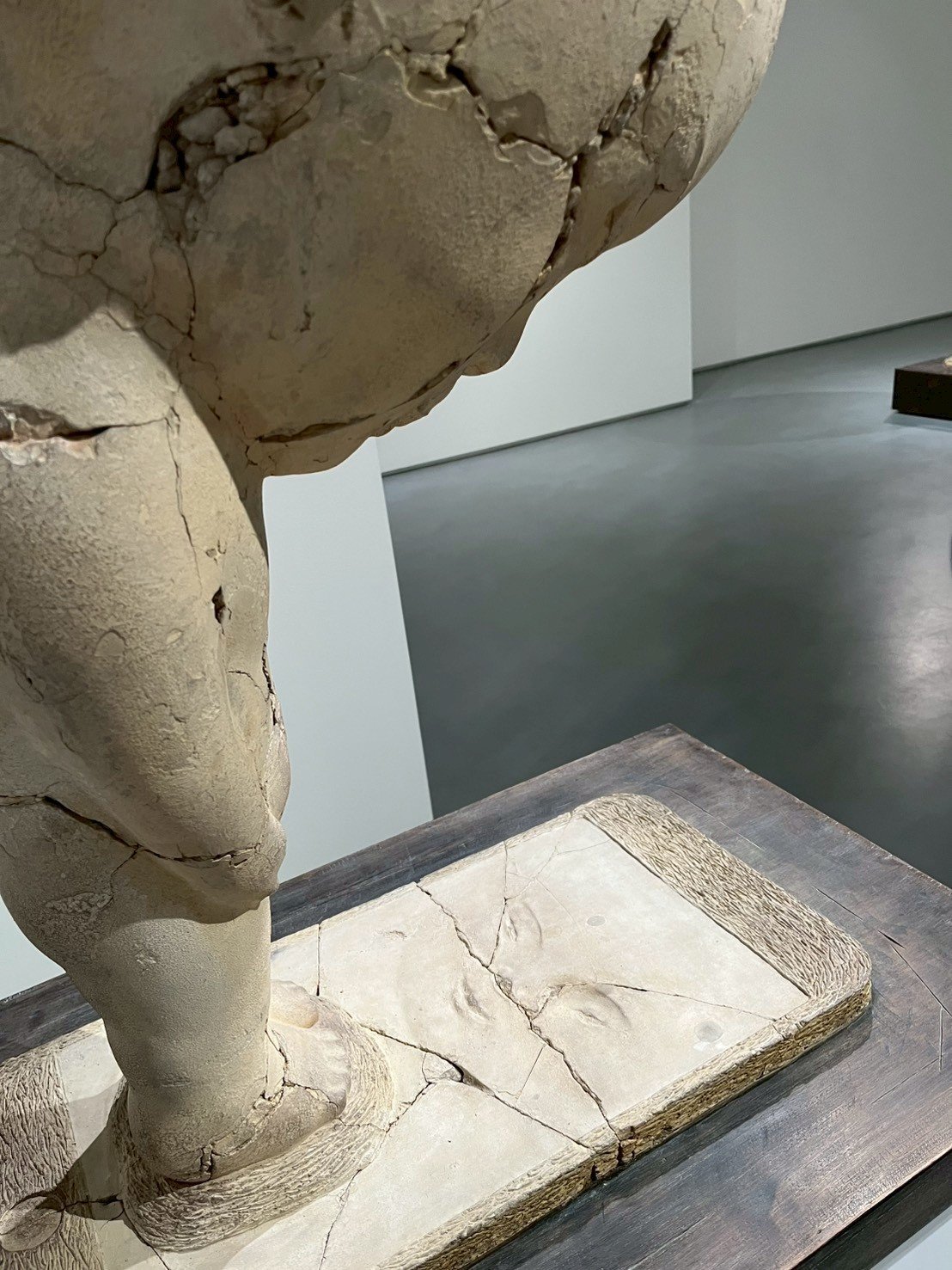 亞洲藝術中心 Asia Art Center | 李真 Li Chen：近乎 / 2017 / 泥土、木塊、鐵件 / 100x58x102cm