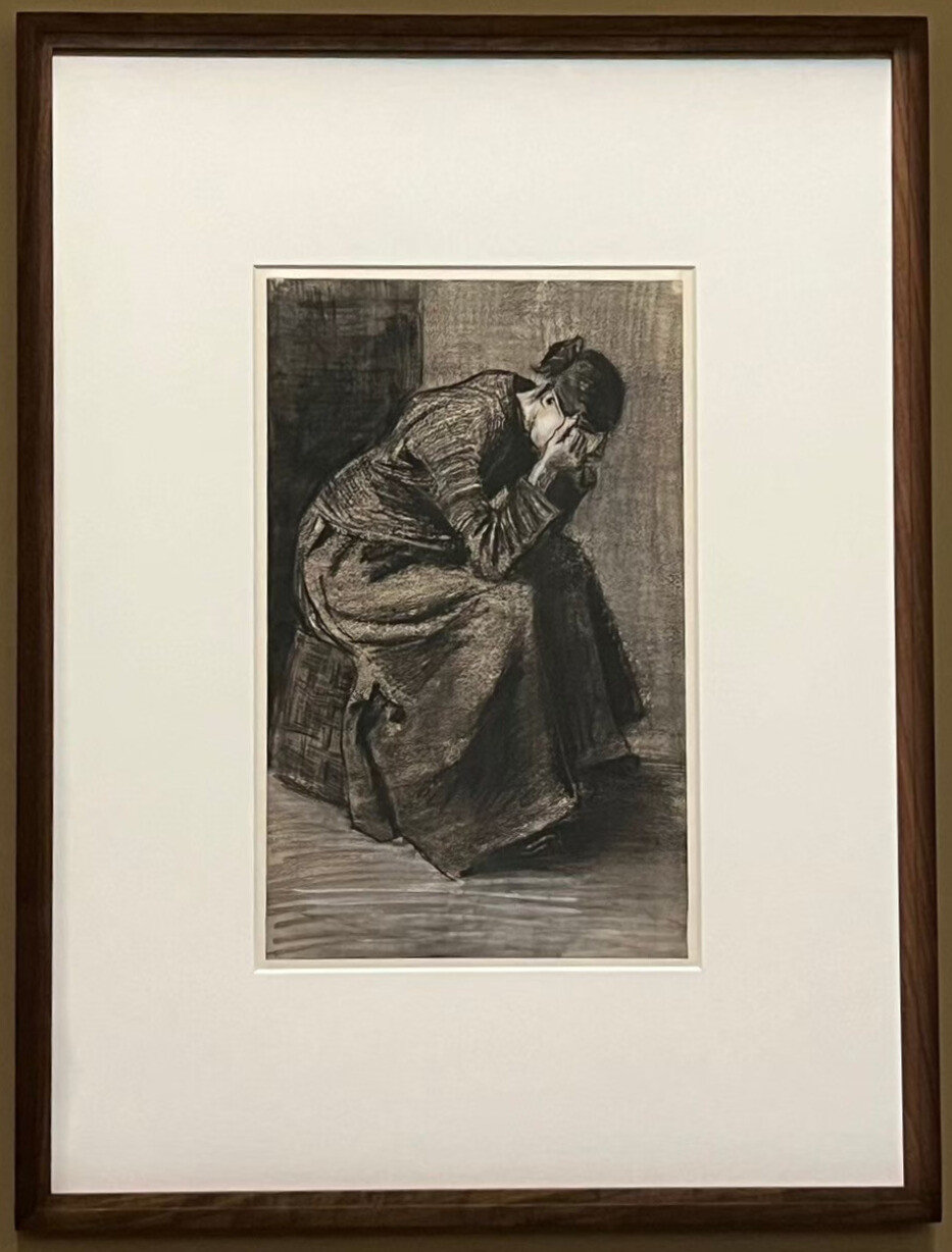 富邦美術館_梵谷展覽_坐在籃子上哀痛的婦人 Mourning Woman Seated on a Basket / 47.4x29.5cm / 粉筆、水彩紙 / 1883年2月至3月